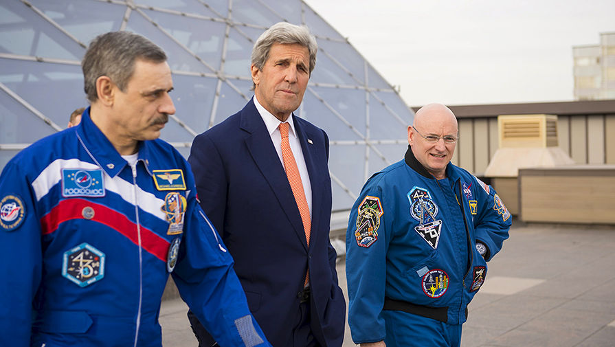 Джон Керри с астронавтом NASA Скоттом Келли и космонавтом «Роскосмоса» Михаилом Корниенко на крыше отеля Ritz-Carlton в центре Москвы