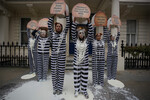 Активисты движения PETA протестуют против эксплуатации обезьян в индустрии сбора кокосов в Таиланде возле посольства Королевства Таиланд в Лондоне, 13 февраля 2025 года