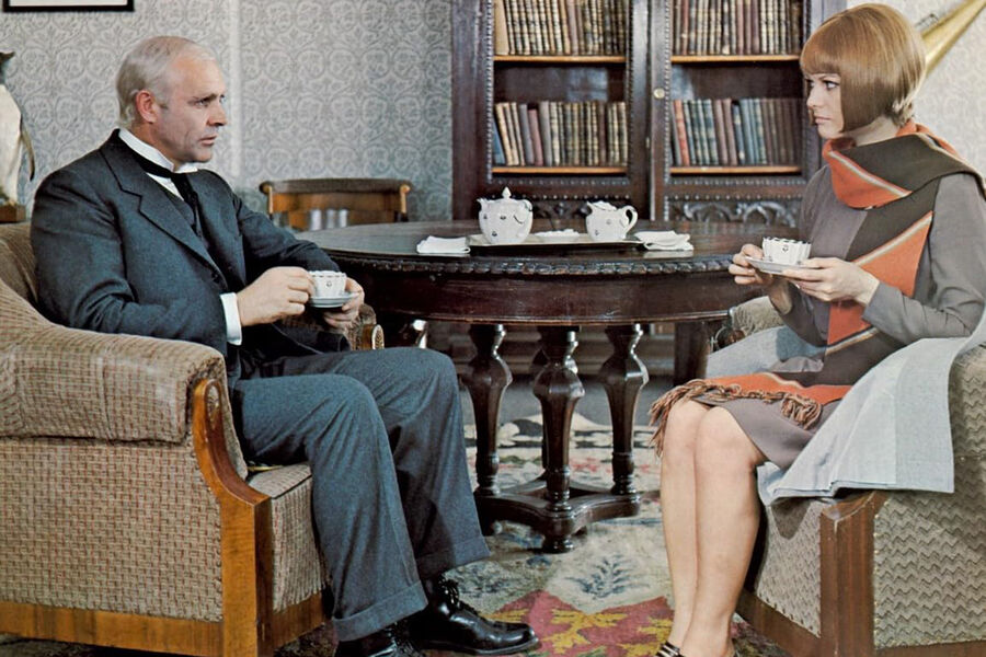 <b>&laquo;Красная палатка&raquo; (1969)</b>
<br><br>
Чтобы сыграть путешественника Руаля Амундсена, Коннери отправился в&nbsp;Союз: съемки проходили, в&nbsp;частности, в&nbsp;Подмосковье, Ленинградской области, а также на&nbsp;Земле Франца-Иосифа. Спустя годы этому событию Владимир Высоцкий посвятил шуточную песню &mdash; &laquo;Про Джеймса Бонда, агента 007&raquo;.
