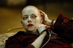 <b>«Бугония» (Bugonia), реж. Йоргос Лантимос</b>
<br><br>
<b>Где и когда смотреть:</b> в мировом прокате — с 24 октября
<br><br>
Фантастическая комедия Йоргоса Лантимоса, снятая по мотивам южнокорейского фильма «Спасти зеленую планету!». В центре сюжета — двое конспирологов (Джесси Племонс и Эйдан Дельбис), которые похищают главу крупной компании (Эмма Стоун), будучи уверенными, что она пришелец, прибывший на Землю для ее уничтожения.
