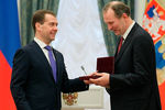 2012 год. Президент РФ Дмитрий Медведев и артист Московского академического театра сатиры Федор Добронравов (слева направо), удостоенный звания «Народный артист Российской Федерации», на торжественной церемонии награждения в Екатерининском зале Кремля