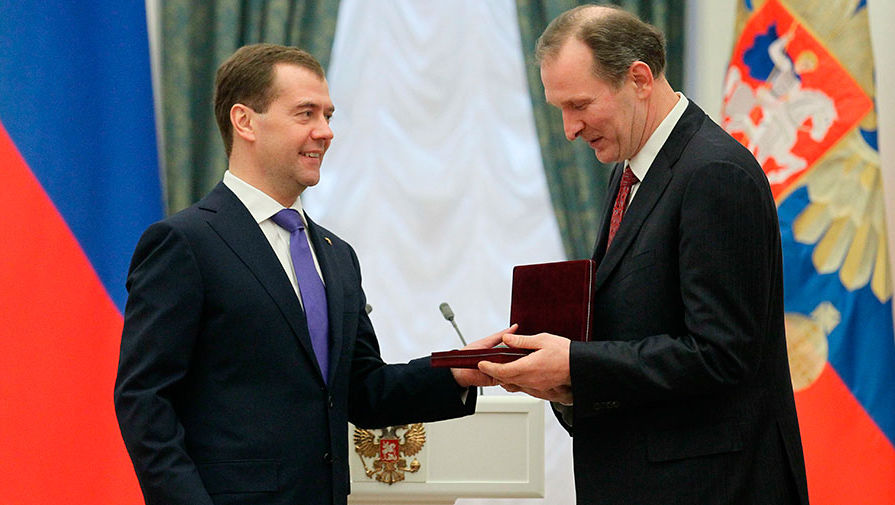 2012 год. Президент РФ Дмитрий Медведев и артист Московского академического театра сатиры Федор Добронравов (слева направо), удостоенный звания «Народный артист Российской Федерации», на торжественной церемонии награждения в Екатерининском зале Кремля