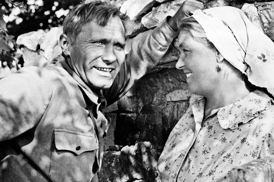 Василий Шукшин и Лидия Федосеева-Шукшина в&nbsp;кадре из&nbsp;фильма &laquo;Они сражались за&nbsp;Родину&raquo; (1975)