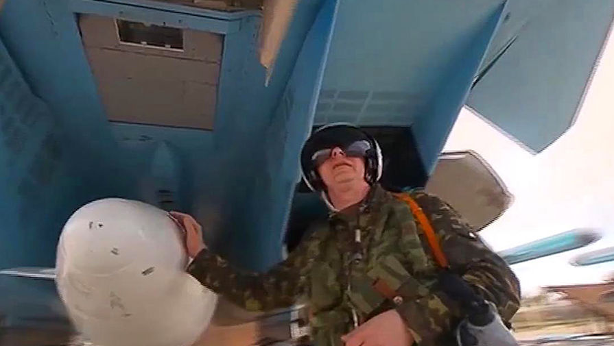 Пилот многофункционального бомбардировщика Су-34 перед&nbsp;вылетом с&nbsp;авиабазы Хмеймим в&nbsp;пункты постоянного базирования на&nbsp;территории России