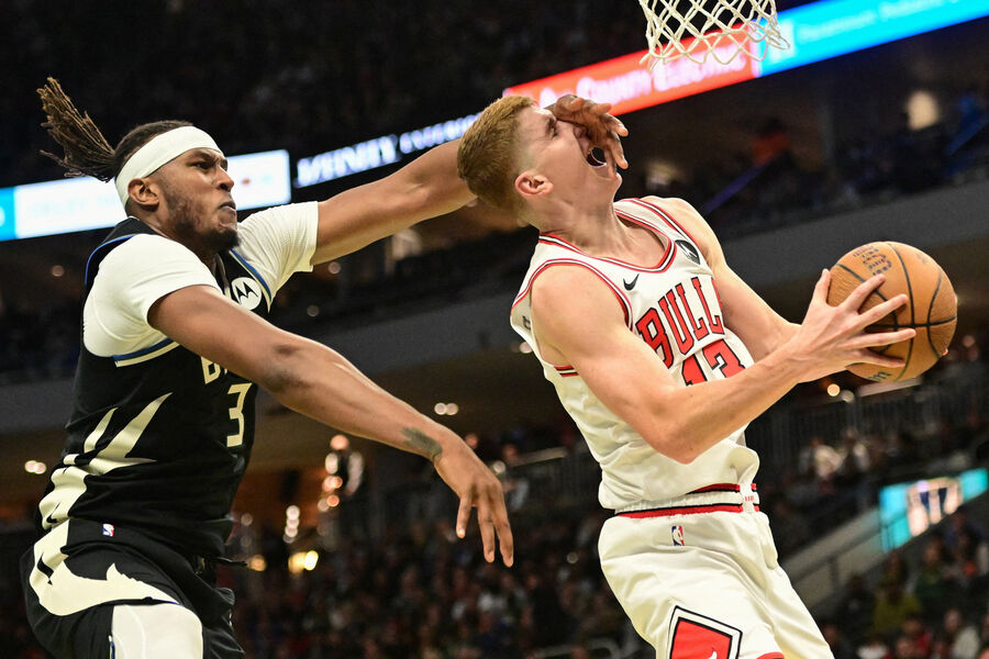 Защитник «Чикаго Буллз» Кевин Хертер сталкивается с&nbsp;игроком «Милуоки Бакс» Майлзом Тернером во время матча, Милуоки, США, 7&nbsp;ноября 2025&nbsp;года