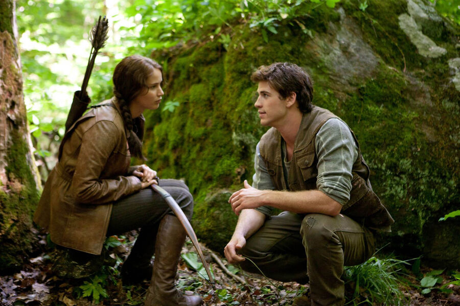 <b>«Голодные игры», франшиза (2012&ndash;2015)</b>
<br><br>
Настоящим прорывом для&nbsp;Хемсворта стали съемки в&nbsp;четырех картинах-антиутопиях &mdash; «Голодные игры» (2012), «Голодные игры: И вспыхнет пламя» (2013), «Голодные игры: Сойка-пересмешница-1» (2014) и «Голодные игры: Сойка-пересмешница-2» (2015). В&nbsp;серии картин о&nbsp;государстве Панем, где в&nbsp;12 дистриктах люди должны отправлять своих юношей и девушек на&nbsp;игры на&nbsp;выживание, актеру досталась роль Гейла Хоторна, близкого друга и соратника главной героини Китнисс Эвердин.
<br><br>
Хемсворт попал в&nbsp;«Голодные игры» после того, как упустил роль во франшизе «Тор», проиграв старшему брату Крису, &mdash; он и помог ему подготовиться с&nbsp;пробам в&nbsp;антиутопию. Крис также вдохновил Лиама на&nbsp;то, чтобы похудеть перед&nbsp;съемками: когда однажды Крис заговорил о&nbsp;весе младшего брата, тот понял, что от него нужно избавляться &mdash; ведь его герой очень беден и действительно должен выглядеть голодным.
