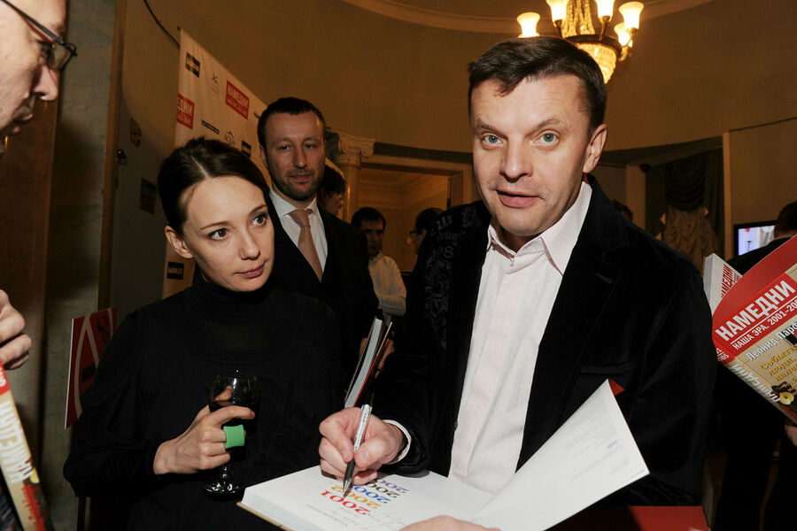 Чулпан Хаматова и Леонид Парфенов во время презентации новой книги журналиста &laquo;Намедни. Наша эра. 2001-2005&raquo; в&nbsp;пресс-особняке АиФ, 2011&nbsp;год
