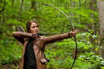 <b>Франшиза «Голодные игры» (2012-2015)</b>
<br><br>
Роль, сделавшая Лоуренс всемирной звездой. Актриса сыграла Китнисс Эвердин в четырех фильмах серии — и ради проекта научилась скалолазанию и стрельбе из лука. Спустя много лет после завершения съемок Дженнифер говорила, что конфликтовала с продюсерами, которые требовали от нее соблюдения жесткой диеты. «Единственное, что мне хорошо запомнилось, — то, как меня заставляли похудеть ради роли. Помню, как меня позвали перед съемками и спросили, сколько килограммов я собираюсь сбросить. 