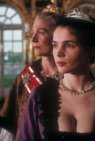 <b>Джулия Ормонд, «Молодая Екатерина» (1990) </b>
</b><br>
Фильм, далекий от исторической правды, повествует историю молодой княжны Софии, которую привозит в&nbsp;Россию мать и выдает замуж за&nbsp;не любящего ее наследника престола. В&nbsp;картине можно обнаружить массу фактических ошибок, посмеяться над&nbsp;тем, как молодую Екатерину постоянно заставляют употреблять водку, и восхититься костюмами.