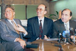 1995. Глава Международного научного фонда Джордж Сорос, министр науки и технической политики России Борис Салтыков и генеральный директор «ЛогоВАЗа» Борис Березовский во время пресс-конференции в здании Министерства науки и технической политики после подписания договора между Международным научным фондом и Министерством науки.