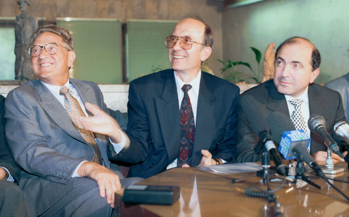 1995. Глава Международного научного фонда Джордж Сорос, министр науки и технической политики России Борис Салтыков и генеральный директор «ЛогоВАЗа» Борис Березовский во время пресс-конференции в здании Министерства науки и технической политики после подписания договора между Международным научным фондом и Министерством науки.