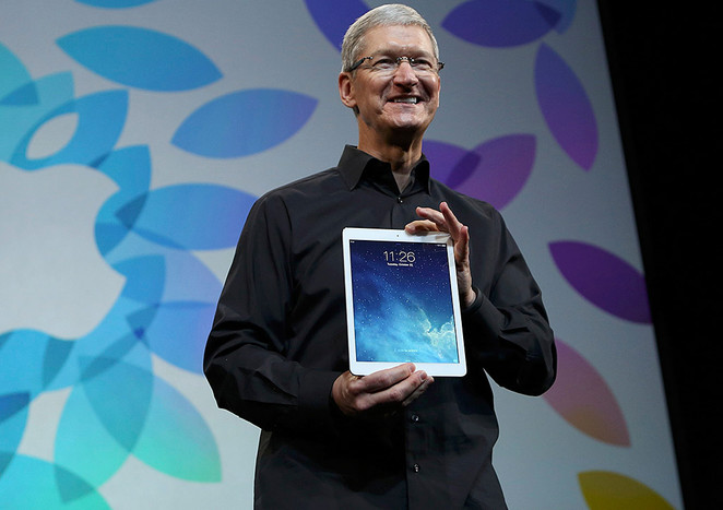 Генеральный директор Apple Тим Кук презентует новый iPad Air 