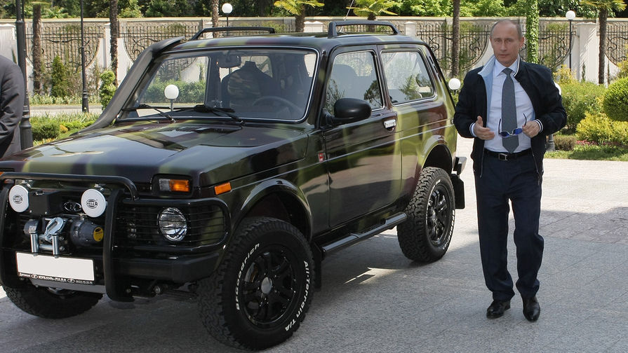 Владимир Путин показывает журналистам свой автомобиль «Нива», 2009 год