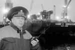 Вице-адмирал, начальник штаба Северного флота Михаил Моцак в доке ПД-50 судоремонтного завода в поселке Росляково, 22 октября 2001 года