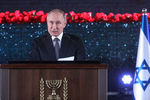 Президент России Владимир Путин выступает на церемонии открытия памятника жителям и защитникам блокадного Ленинграда «Свеча памяти» на территории парка «Сакер» в Иерусалиме, 23 января 2020 года