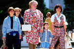 <b>«Миссис Даутфайр» (1993)</b>
<br><Br>
Последний (если не считать почетный приз Голливудской ассоциации иностранной прессы 2005 года) «Глобус» в карьере Уильямсу достался как раз за роль в умилительной комедии «Миссис Даутфайр». Здесь он сыграл потерявшего семью и работу мужчину, который решает притвориться женщиной-няней, чтобы быть рядом со своими детьми.
