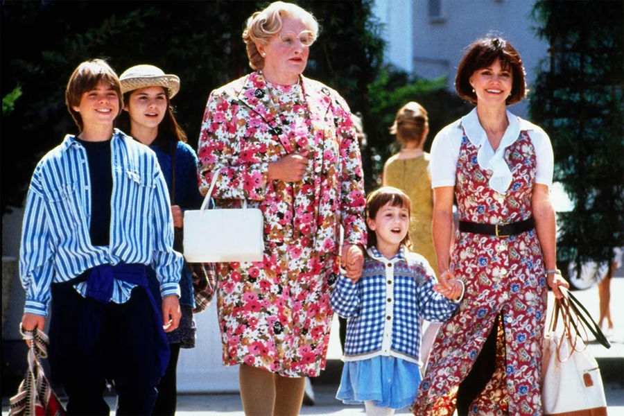 <b>&laquo;Миссис Даутфайр&raquo; (1993)</b>
<br><Br>
Последний (если не считать почетный приз Голливудской ассоциации иностранной прессы 2005&nbsp;года) &laquo;Глобус&raquo; в&nbsp;карьере Уильямсу достался как раз за&nbsp;роль в&nbsp;умилительной комедии &laquo;Миссис Даутфайр&raquo;. Здесь он сыграл потерявшего семью и работу мужчину, который решает притвориться женщиной-няней, чтобы быть рядом со своими детьми.

