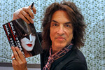 <b>Пол Стэнли</b><br><br>
Вокалист и фронтмэн группы Kiss вынужден был подрабатывать таксистом на старте карьеры — в 1974 году он получил лицензию на работу в Нью-Йорке. В одном из интервью музыкант вспоминал, что подвозил пассажиров в концертному залу Madison Square Garden на выступления Элвиса Пресли. Сидя на месте водителя, он мечтал о том, что когда-нибудь эти же люди будут приходить, чтобы послушать его самого.