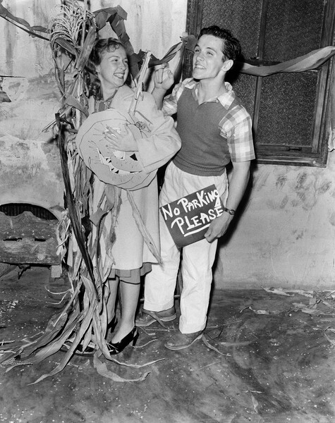На вечеринке в честь Хэллоуина, Лос-Анджелес, Калифорния, 1940-е годы