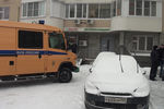 Сотрудники правоохранительных органов у места задержания участников террористической группы, готовивших серию терактов с использованием автоматов и взрывчатки в местах массового скопления людей, в Москве
