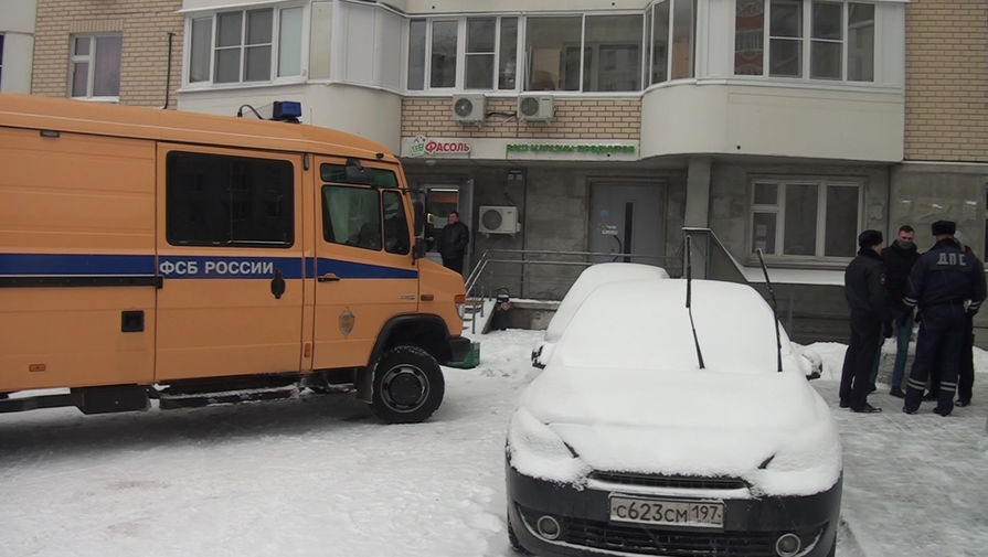 Сотрудники правоохранительных органов у&nbsp;места задержания участников террористической группы, готовивших серию терактов с&nbsp;использованием автоматов и взрывчатки в&nbsp;местах массового скопления людей, в&nbsp;Москве