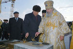 Патриарх Московский и Всея Руси Алексий II, председатель Правительства РФ Виктор Черномырдин и мэр Москвы Юрий Лужков присутствуют на церемонии закладки первого камня на месте строительства храма Христа Спасителя в 1995 году