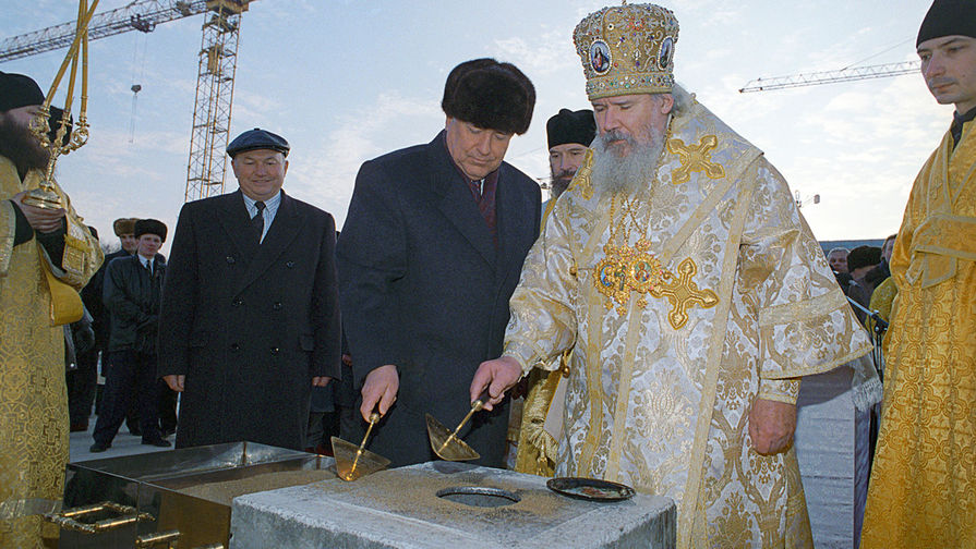 Патриарх Московский и Всея Руси Алексий II, председатель Правительства РФ Виктор Черномырдин и мэр Москвы Юрий Лужков присутствуют на церемонии закладки первого камня на месте строительства храма Христа Спасителя в 1995 году