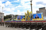 Военнослужащие во время парада по случаю 26-й годовщины независимости Украины, 24 августа 2017 года