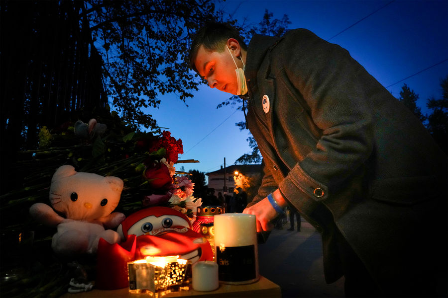 Студент зажигает свечу на&nbsp;мемориале в&nbsp;память о&nbsp;погибших во время стрельбы в&nbsp;Пермском государственном национальном исследовательском университете перед&nbsp;входом в&nbsp;университет, Пермь, 21&nbsp;сентября 2021&nbsp;года