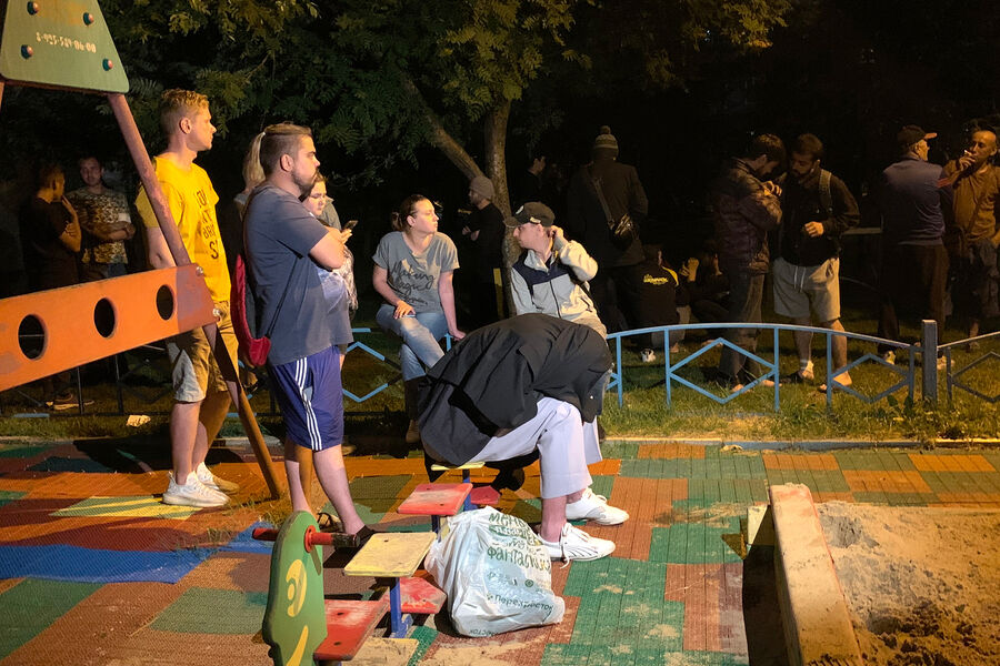 Эвакуированные жители многоквартирного жилого дома на&nbsp;Алма-Атинской улице, 29&nbsp;июля 2022&nbsp;года 