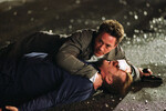 <b>«Поцелуй навылет» (2005)</b>
<br><br>
Вторая половина нулевых — время ренессанса карьеры Дауни-младшего, когда продюсеры, прежде крайне скептически относившиеся к скандальному бэкграунду актера, все же начали верить в его полное исправление. Один из главных проектов того «испытательного срока» — комедийный триллер «Поцелуй навылет». В нем Дауни-младший, исполнивший роль вора, который внезапно для себя попадает в Голливуд, напомнил всем о своем огромном драматическом таланте. Хватило для этого всего одной сцены: в которой актер выдающимся образом играет вора, который притворяется актером. Партнером Роберта по проекту стал Вэл Килмер, ушедший от нас на днях.
