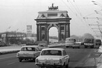 Такси «Волга» на фоне Триумфальных Ворот на Площади Победы в Москве, 1981 год