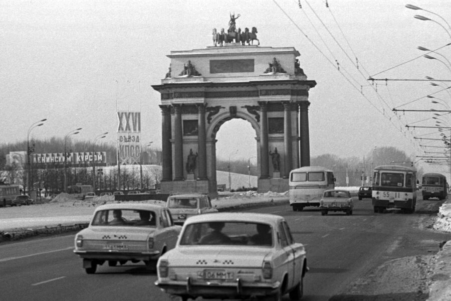 Такси &laquo;Волга&raquo; на&nbsp;фоне Триумфальных Ворот на&nbsp;Площади Победы в&nbsp;Москве, 1981&nbsp;год
