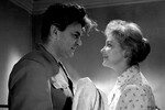 <b>«Сережа» (1960)</b>
<br><br>
Первый полнометражный фильм, снятый и написанный Данелией. Одну из главных ролей в проекте исполнил Сергей Бондарчук — режиссер позже признавался, что не верил в положительный ответ лауреата «Оскара», однако тот сразу же согласился на съемки, так его впечатлил сценарий. В центре сюжета семейной драмы — отношения между пятилетним мальчиком и его отчимом, который становится для ребенка важнейшим человеком в жизни. Лента получила приз на фестивале в Карловых Варах.