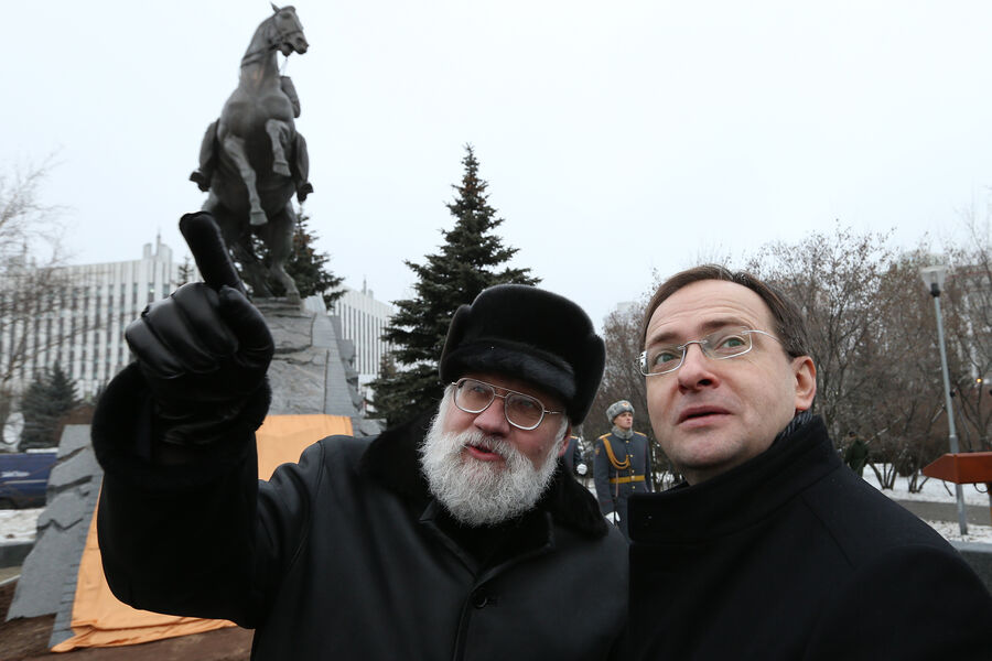 Председатель Центральной избирательной комиссии РФ Владимир Чуров (2007-2016) и министр культуры РФ (2012-2020) Владимир Мединский на&nbsp;церемонии открытия памятника генералу М.Скобелеву скульптора А.Рукавишникова около&nbsp;здания академии Генштаба в&nbsp;День Героя России, 2014&nbsp;год 