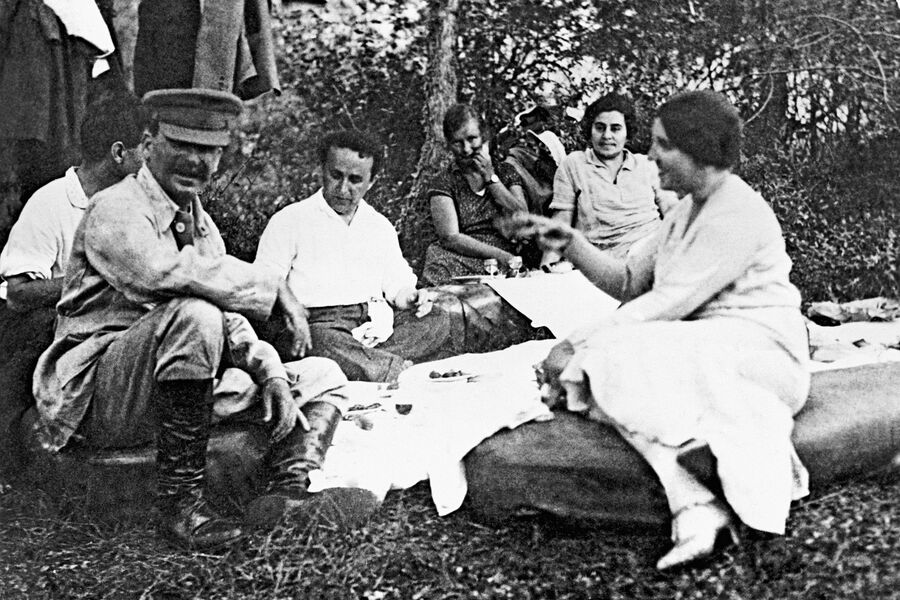 Иосиф Сталин (на первом плане слева) с&nbsp;женой Надеждой Аллилуевой (справа) на&nbsp;пикнике в&nbsp;лесу с&nbsp;друзьями, 1921&nbsp;год