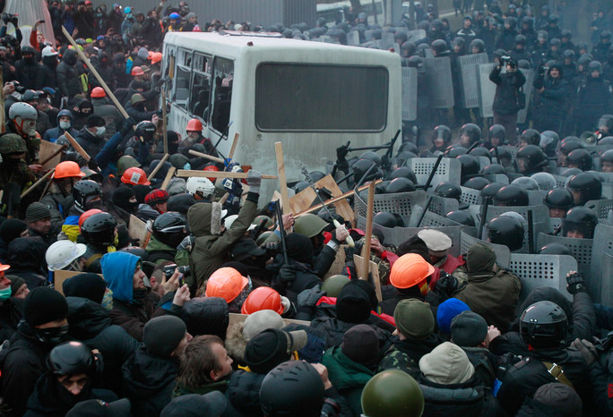 Столкновения митингующих с милицией