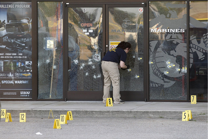 Агенты ФБР работают около&nbsp;входа в&nbsp;Центр карьеры вооруженных сил, США