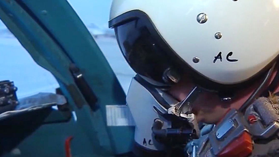 Пилот многофункционального бомбардировщика Су-34 перед вылетом с авиабазы Хмеймим в пункты постоянного базирования на территории России