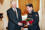 Москва. 29 декабря 1997 г. Президент РФ Борис Ельцин и генерал армии, главком ВВС Петр Дейнекин во время присвоения звания Героя Российской Федерации