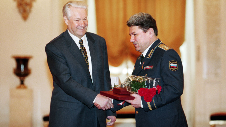 Москва. 29&nbsp;декабря 1997&nbsp;г. Президент РФ Борис Ельцин и генерал армии, главком ВВС Петр Дейнекин во время присвоения звания Героя Российской Федерации