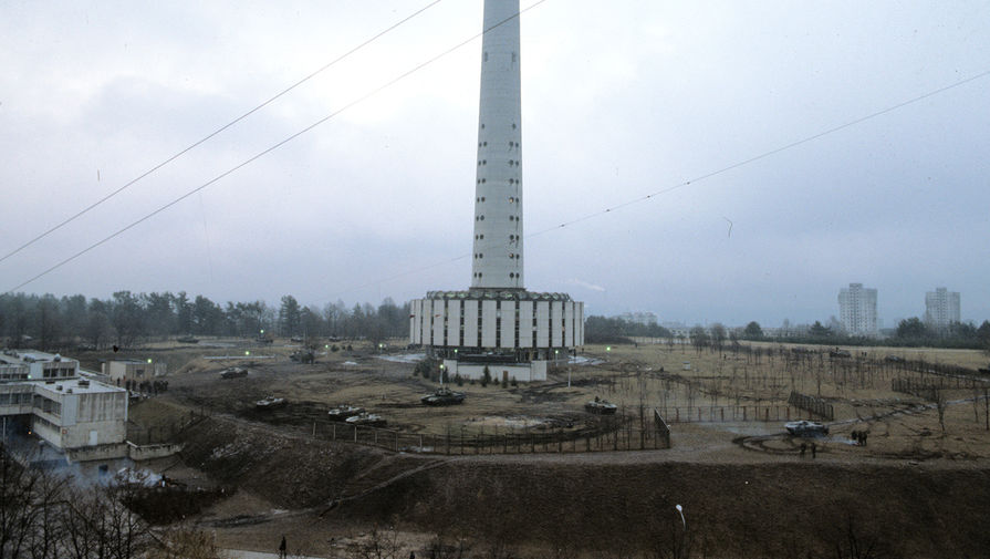 У&nbsp;здания телецентра в&nbsp;Вильнюсе, 13&nbsp;января 1991&nbsp;года