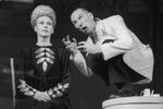 Петр Мамонов в роли Лысого в сцене из спектакля-притчи «Лысый брюнет», 1991 год