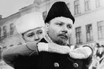 Актеры Андрей Мягков (8 июля 1938 — 18 февраля 2021) в роли В.И. Ленина и Наталия Белохвостикова в роли Н.К. Крупской в сцене из фильма «Надежда», рассказывающем о детстве и юности Надежды Константиновны Крупской, 1973 год 