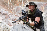 <b>«Неудержимые-2» (2012)</b>
<br><br>
Лиам Хемсворт должен был появиться в первых «Неудержимых», которые снял Сильвестр Сталлоне в 2010 году. Однако его персонажа вычеркнули из сценария. А вот во втором он уже полноценно сыграл наравне с главными актерами боевиков — самим Сталлоне, Арнольдом Шварценеггером, Дольфом Лундгреном, Джетом Ли, Джейсоном Стэйтемом, Чаком Норрисом и Жан-Клодом Ван Даммом.
<br><br>
Хемсворту досталась роль новичка в отряде «Неудержимых» — снайпера Билли Тиммонса по кличке Малыш. После успешно выполненного задания он решит уйти из команды, чтобы уделять больше внимания своей девушке, но все пойдет не совсем так, как он планировал.