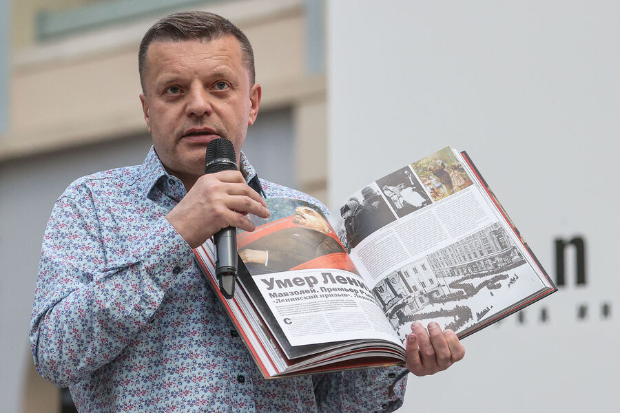 Журналист, писатель Леонид Парфенов во время презентации своей книги &laquo;Намедни. Наша эра.1921–1930&raquo; на&nbsp;международной ярмарке интеллектуальной литературы Non/fiction№22 в&nbsp;Гостином дворе, 2021&nbsp;год