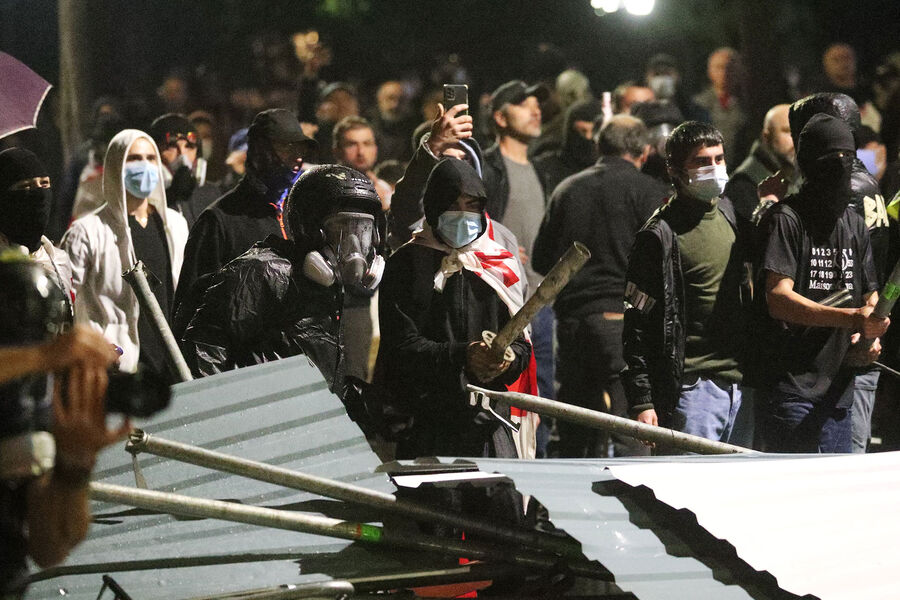 Протестующие возводят баррикаду во время митинга оппозиции в&nbsp;Тбилиси, 4&nbsp;октября 2025&nbsp;года
