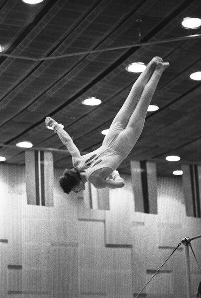 Александр Дитятин выполняет упражнение на&nbsp;перекладине, 1977&nbsp;год