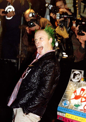 Лидер британской группы The Prodigy Кит Флинт перед церемонией MTV Europe Music Award, 1996 год