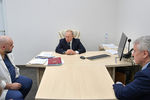 Президент России Владимир Путин во время посещения больницы, предназначенной для пациентов с подозрением на коронавирус, в московском поселке Коммунарка. Слева - главный врач ГБУЗ «Городская клиническая больница No 40 ДЗМ» больничного комплекса в Коммунарке Денис Проценко. Справа - мэр Москвы Сергей Собянин, 24 марта 2020 года